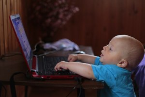baby-on-computer